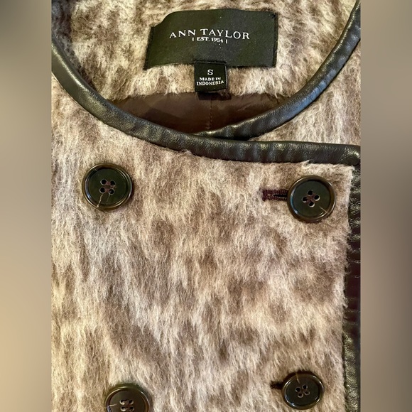 Ann Taylor leopard print coat. - Picture 3 of 7